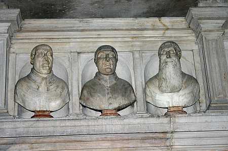 Rechts Giovanni Angelo Arcimboldi. Dom zu Mailand. Quelle: Wikipedia